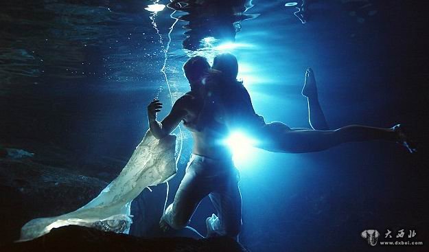 墨西哥新人拍水中婚纱照如梦如幻