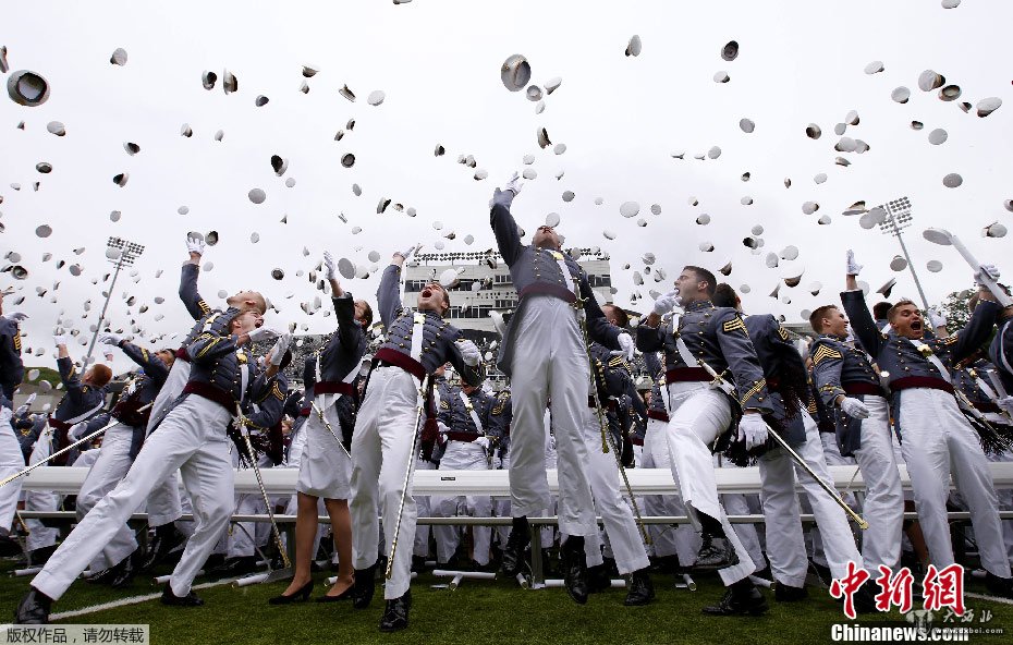  美国西点军校举行毕业典礼