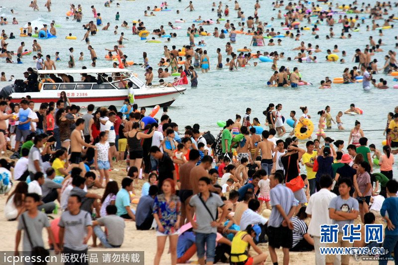端午节市民游客扎堆三亚海边洗“龙水”