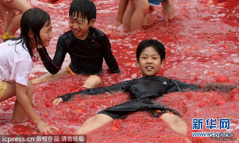 韩国举行夏日番茄浴 小朋友欢乐无极限 