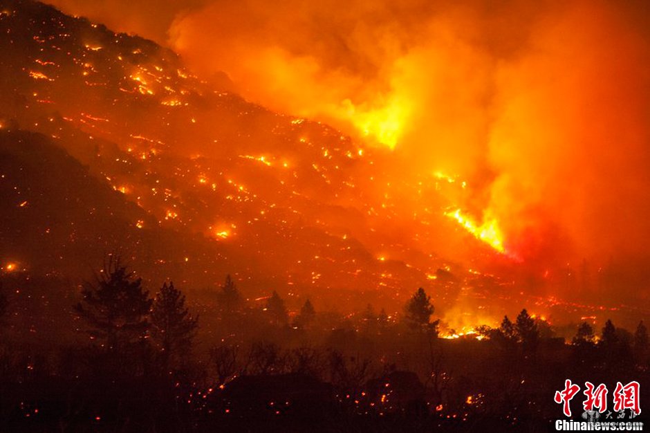美国加利福尼亚山火蔓延 火光映天