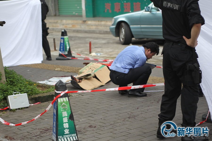 深圳一男子当街挥刀砍人 致6无辜路人死伤