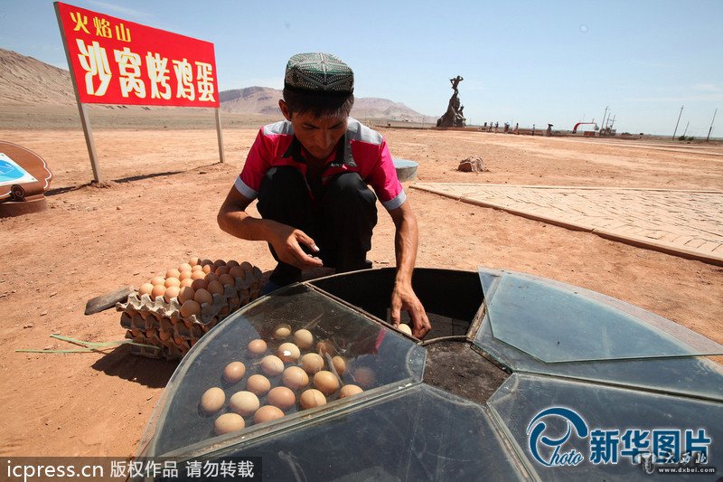 新疆吐鲁番地表温度70℃ 火焰山烤鸡蛋生意红火
