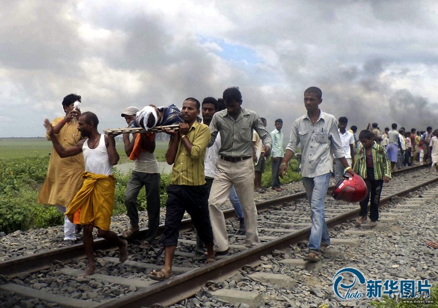 印度火车撞死37名朝圣者 司机被拖到月台群殴