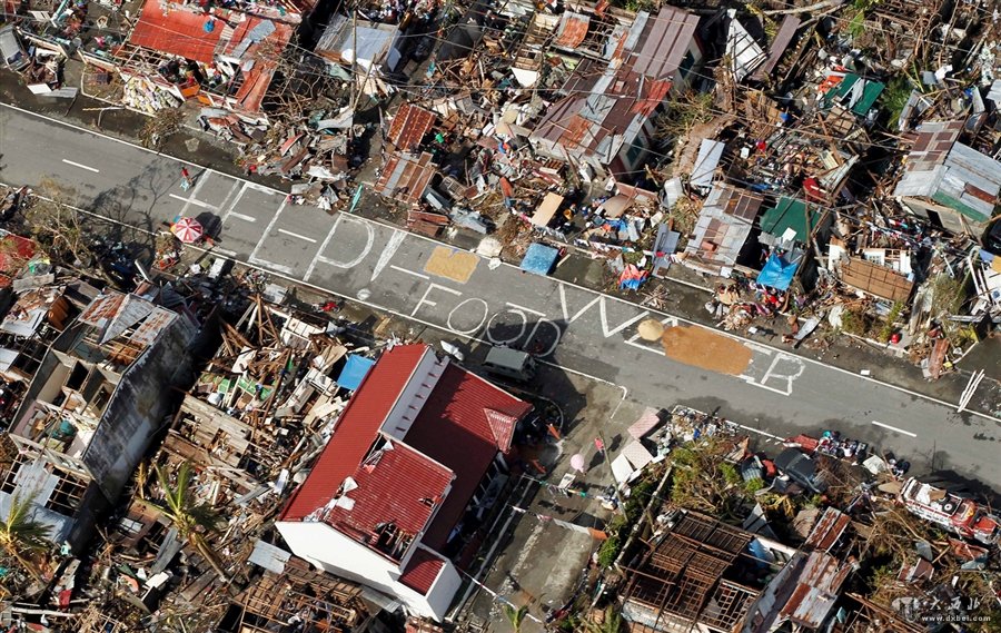 菲律宾重灾区影像：绝望的求救标语（高清组图） 