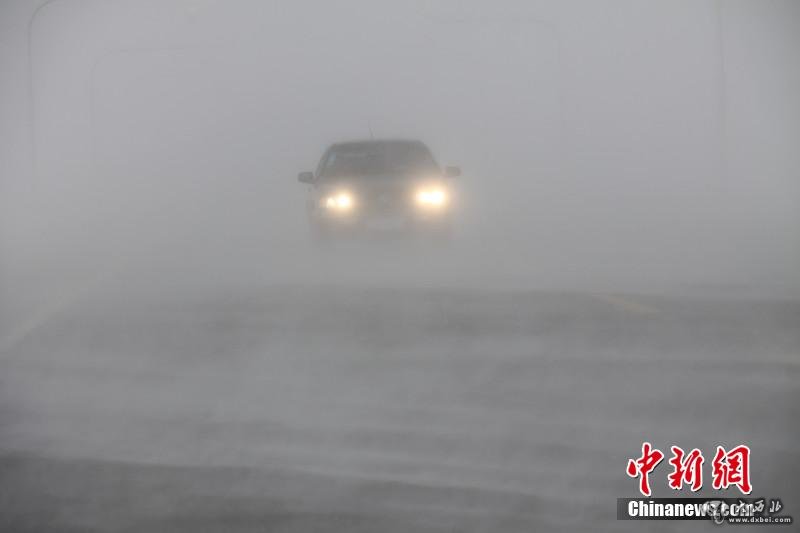 新疆玛依塔斯风区遭遇风吹雪能见度约10米(高清组图) 