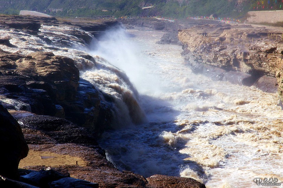 汹涌澎湃——壶口瀑布