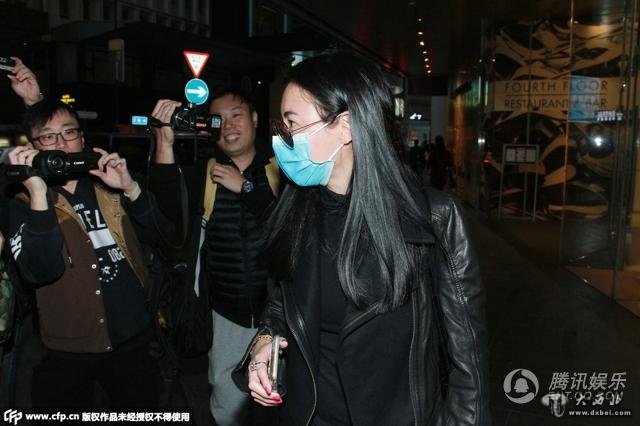 张柏芝戴口罩现身街头 遭媒体围堵怒吼记者