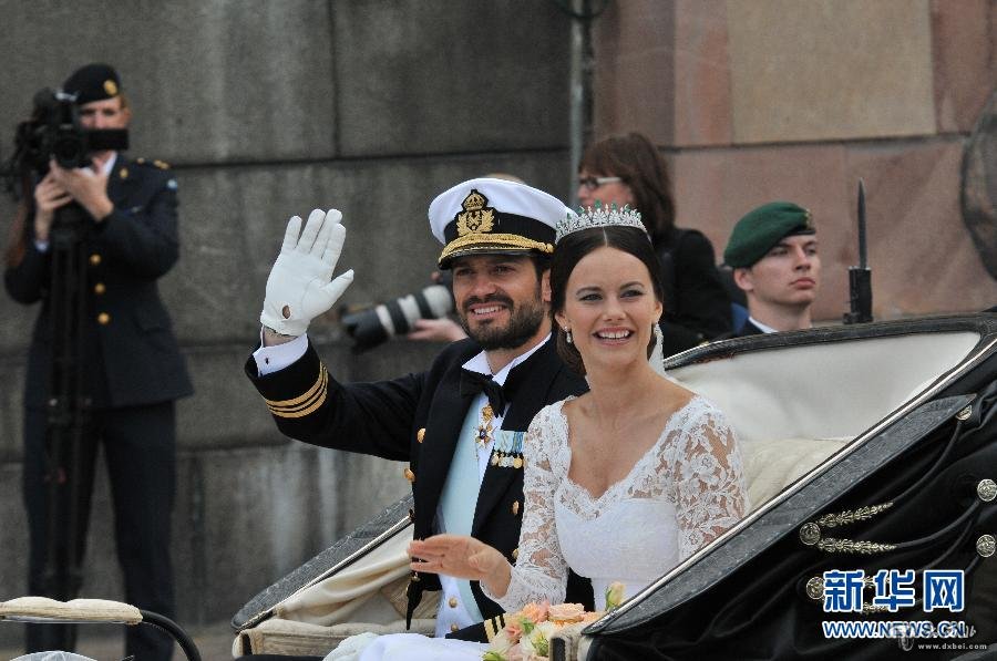 瑞典王子菲利普在斯德哥尔摩王室教堂完婚