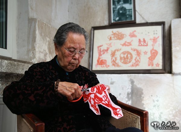 94岁高龄的兰州市离休干部苏正明革命剪纸