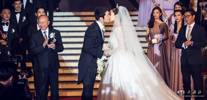 黄晓明Baby婚礼内场曝光 夫妻二人现场拥吻