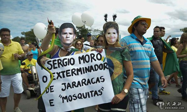 巴西民众举行大规模示威游行 要求总统罗塞夫下台