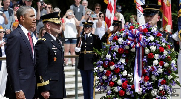 美国阵亡将士纪念日 奥巴马向无名烈士墓献花圈