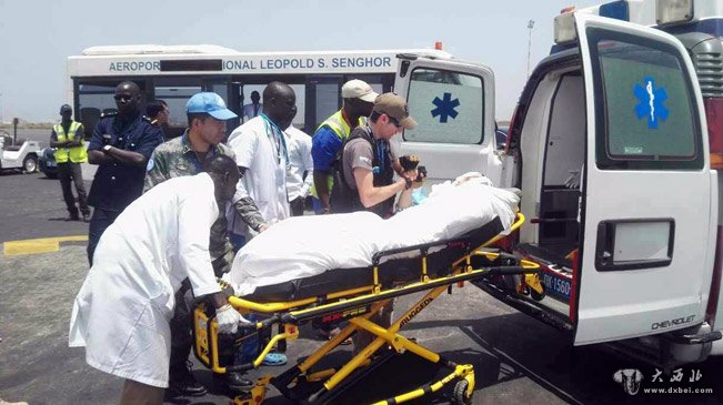 马里维和部队遇袭事件两名中国伤员抵达达喀尔接受治疗