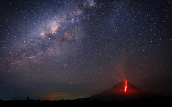 印尼锡纳朋火山喷发 滚滚熔岩如星河闪耀