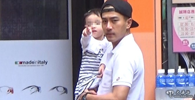 刘恺威接送女儿上下学 2岁小糯米机灵指镜头