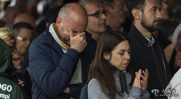 意大利地震灾区为遇难者举办葬礼