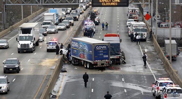 纽约发生多车相撞事故