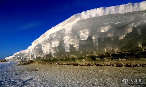 边城黑河冰滩“冰洞”奇景 自然形成巧夺天工