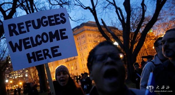 美国民众抗议新移民限令