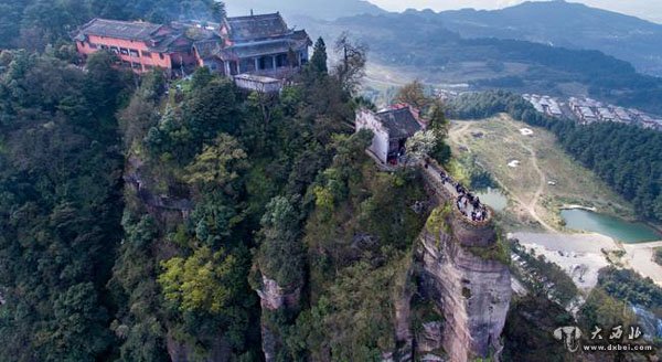 重庆綦江：峭壁上的千年古寺