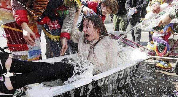 乌克兰庆祝泼水节 男女湿身狂欢玩嗨了