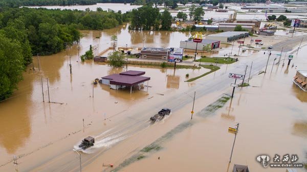 美国中部阿肯色州遭遇洪水