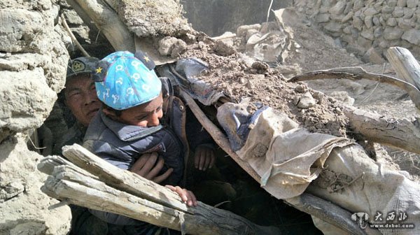 解放军官兵从废墟中救出一名塔吉克族儿童
