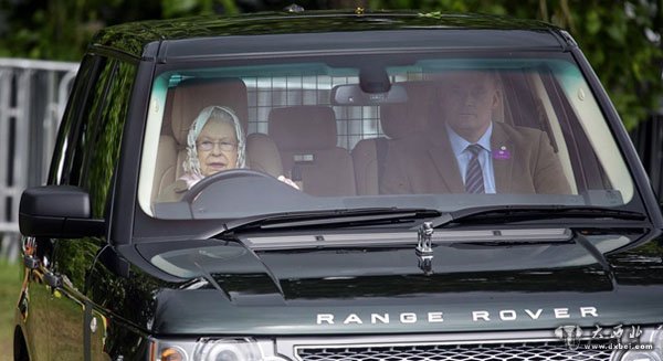 91岁伊丽莎白女王亲自开车 戴眼镜神情专注