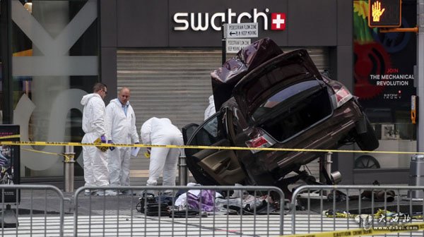 纽约时报广场汽车冲撞行人致1死22伤