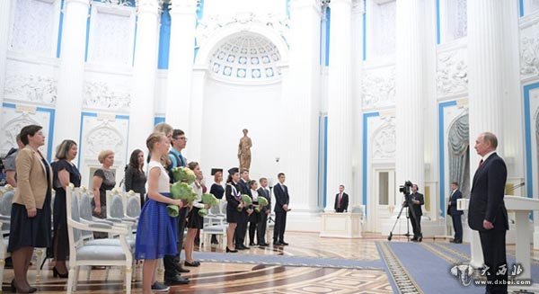 普京为杰出青少年颁发护照 庆祝“俄罗斯日”