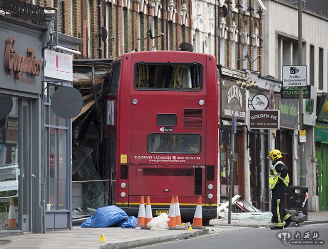 英国伦敦一双层巴士“失控” 撞进路边商店