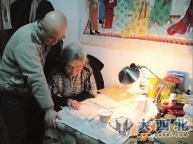 金长明和88岁的欧阳琳讨论书稿