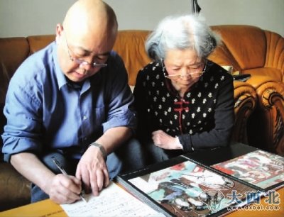 2011年金长明协助88岁的欧阳琳撰写书槁