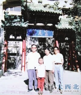 1984年，史苇湘、欧阳琳、史敦宇、金洵瑁在莫高窟三代人合影。
