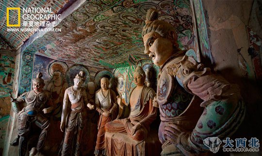 侍立于佛祖身旁的神像姿态自然，肢体线条流畅，代表着盛唐的艺术高度。历史学家认为那个时期的中国佛教与艺术在莫高窟中得到了最高表现。