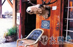 布吕根地区有卖各种纪念品的小店，这家皮具店在外头挂了一个鹿头作招牌。