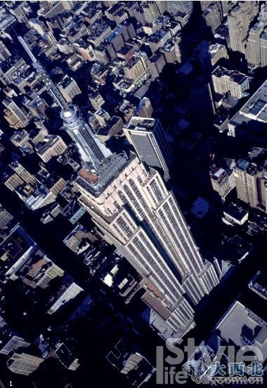 1. 纽约的著名地标帝国大厦(Empire State Building)，相信所 有人都知道电影《金刚》中的经典镜头，“金刚一边摇晃着帝国大厦，一面与人类对抗。”