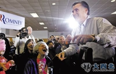 1月2日，美国艾奥瓦州，支持率领先的共和党竞选人罗姆尼和选民在一起。