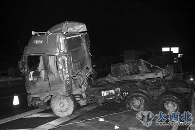图为昨晚事故现场。重型挂车被撞变形。新华社发 郭国权 摄