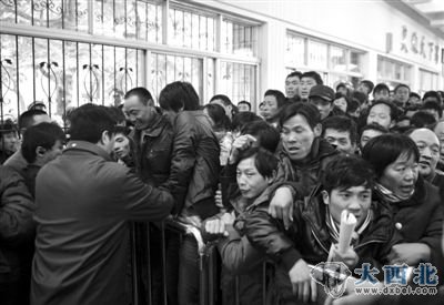 1月1日，浙江省舟山市定海汽车东站火车票代售窗口前人头攒动，场面十分火爆，购票者的长队一直排到车站200米以外。