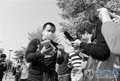 深圳网友赌输沪指携20万街头发钱:理解我的没领(图)