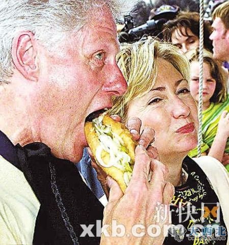 ■2000年在纽约某展览会上，克林顿被拍到大口吞食热狗。