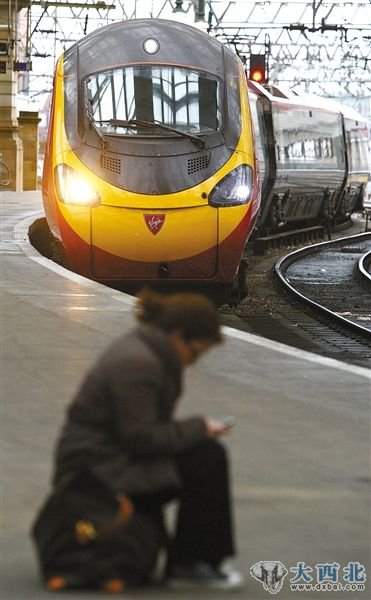 2008年12月15日，英国格拉斯哥，一名乘客正在等待列车的到来。资料图片 