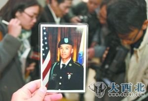 2011年12月26日,陈宇晖大伯缅怀侄子的军装照。 2011年12月26日,陈宇晖大伯缅怀侄子的军装照。