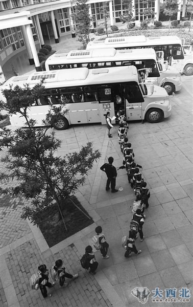 2011年11月30日,广东佛山市东坪小学学生乘坐“大鼻子”美式校车回家。资料图片 2011年11月30日,广东佛山市东坪小学学生乘坐“大鼻子”美式校车回家。资料图片