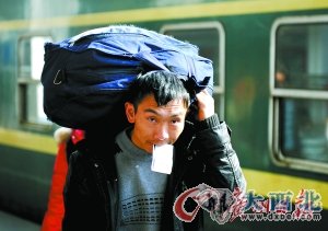 要过年了,谁不想回家看看! 乔军伟 摄