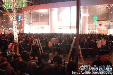 西单大悦城苹果零售店已排开了长长的队伍(图片来自大悦城官方微博))