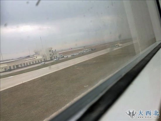 图片的背景也就是相邻的跑道上,清晰可见一个滑跃式跳板。