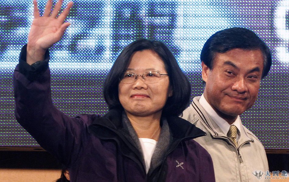 蔡英文开记者会当场宣布败选,她表示将承担败选责任,并辞去民进党党主席。她还祝贺马英九连任成功,并向选民道歉。 点击进入下一页